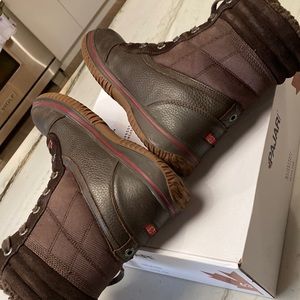 Tour Waterproof Leather Boots- used a few times- good conditions!